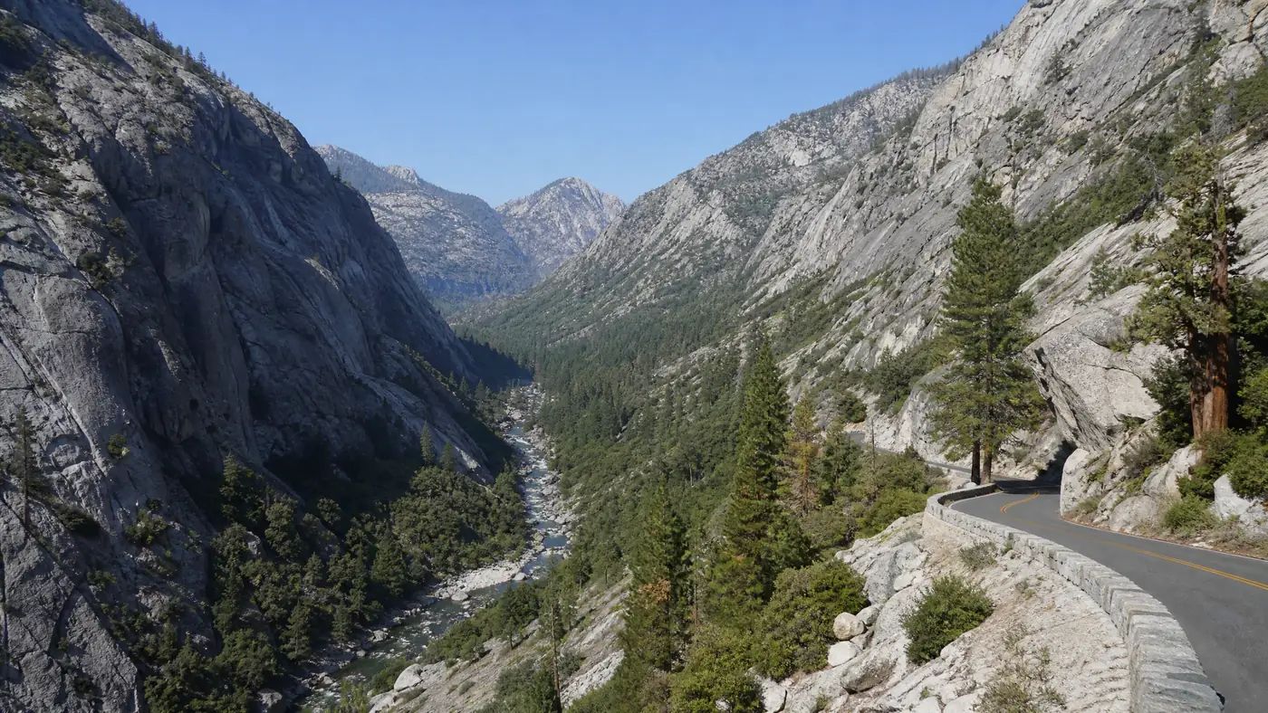 Eine Bergstraße, die in eine tiefe Granitschlucht hinabführt